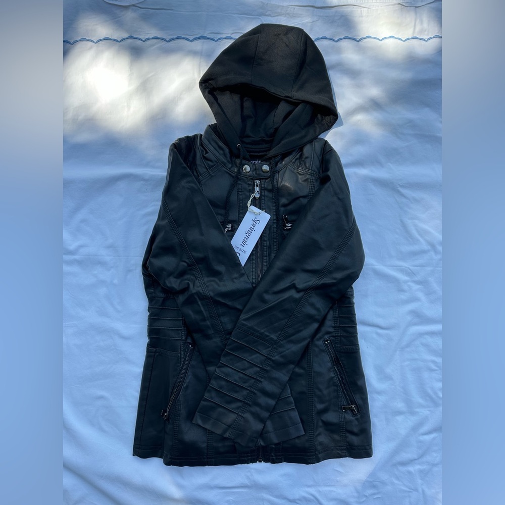 Sleek Black Leather Jacket with Hood and Zipper - Picture 2 of 10